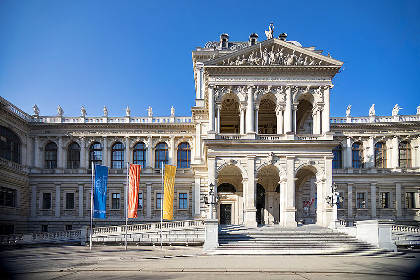 Haupteingang zum Hauptgebäude der Universität Wien